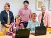Veranstaltung Barrierefreie Kommunikation im Jerichower Land Bild mit fünf Menschen, vier Frauen und ein Mann vor zwei Laptops