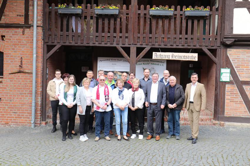 Gruppenfoto mit Männern und Frauen Gruppenfoto mit Männern und Frauen