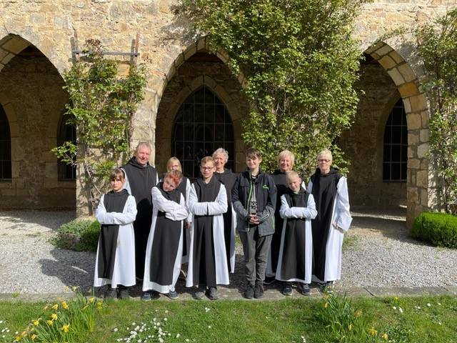 Gruppenfoto von einem Mönch und Kindern in Mönchskutten Gruppenfoto von einem Mönch und Kindern in Mönchskutten