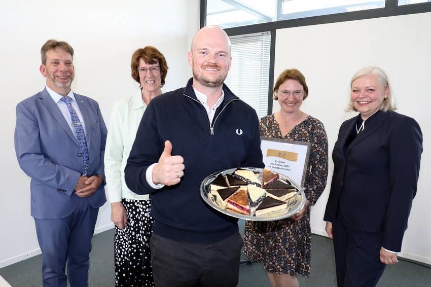 Gründungspreisgewinner im Vordergrund. Im Hintergrund weitere Perosonen. Gründungspreisgewinner im Vordergrund. Im Hintergrund weitere Perosonen.