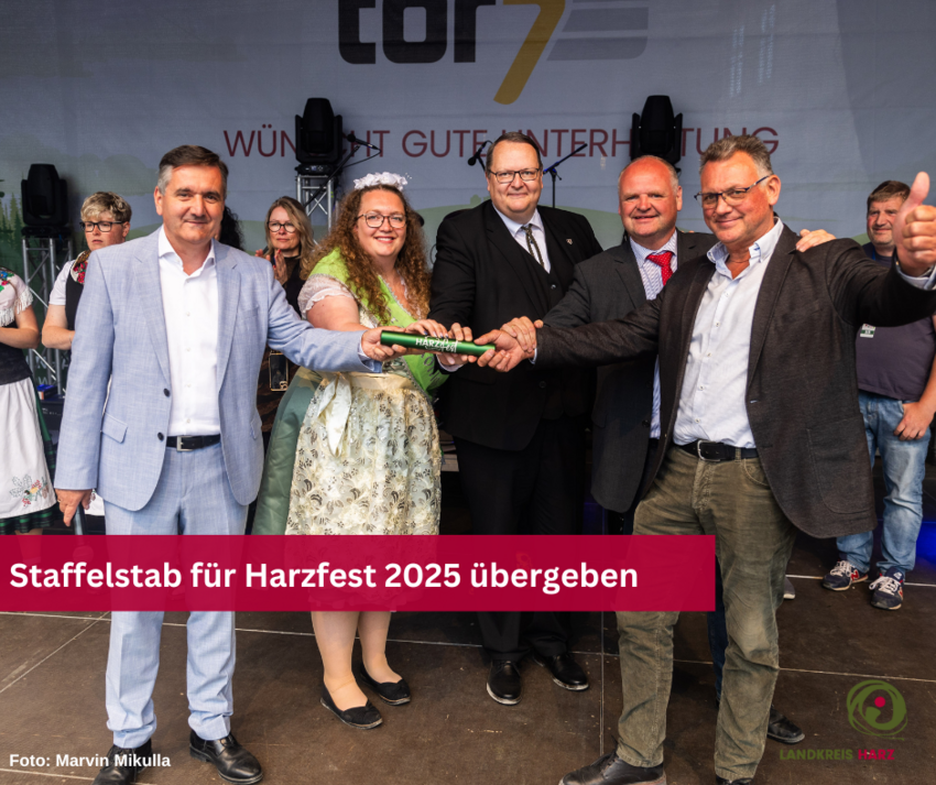 Landrat Thomas Balcerwoski überreicht den Staffelstab an Heiko Breithaupt und Frank Wieckert im Beisein weiterer Personen. © Marvin Mikulla Landrat Thomas Balcerwoski überreicht den Staffelstab an Heiko Breithaupt und Frank Wieckert im Beisein weiterer Personen. © Marvin Mikulla