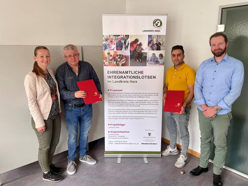 Michael Reichel (r.), Sachgebietsleiter der Koordinierungsstelle für Migration und Ehrenamt, und Susanne Reinhardt überreichten den zwei neuen Integrationslotsen Ronald Bernd Sailer (2.v.l.) und Nassier Ahmad Mohammadi (2.v.r.) ihre Ernennungsurkunden Michael Reichel (r.), Sachgebietsleiter der Koordinierungsstelle für Migration und Ehrenamt, und Susanne Reinhardt überreichten den zwei neuen Integrationslotsen Ronald Bernd Sailer (2.v.l.) und Nassier Ahmad Mohammadi (2.v.r.) ihre Ernennungsurkunden