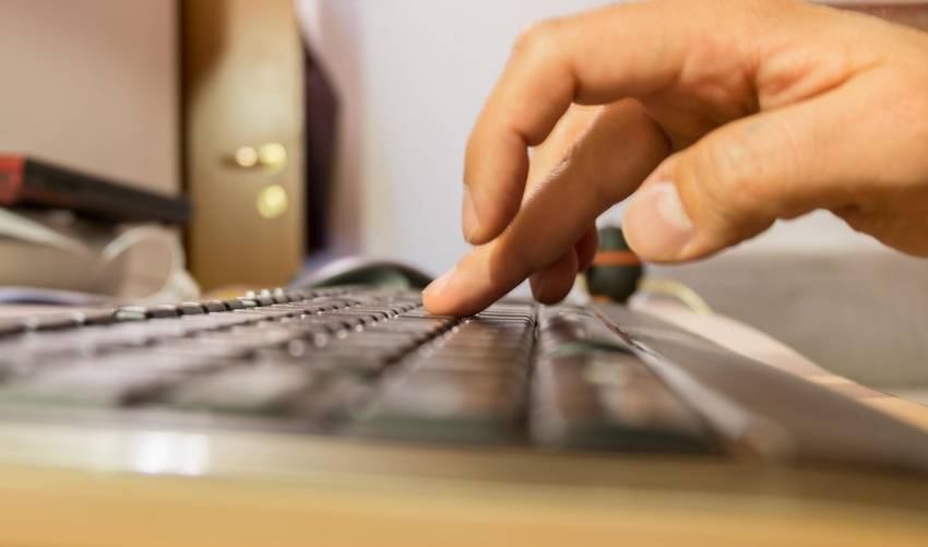 Finger tippen auf Tastatur Finger tippen auf Tastatur