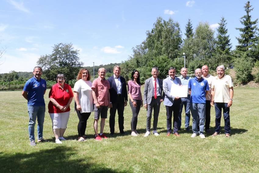 pi 2024 110 landkreis harz unterst tzt fsv 1920 sargstedt beim bau des kunstrasen platzes 191 pi 2024 110 landkreis harz unterst tzt fsv 1920 sargstedt beim bau des kunstrasen platzes 191