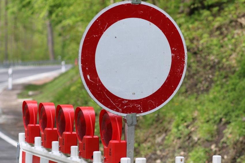 Bild zeigt ein Durchfahrt verboten Schild vor einer Absperrbake auf einer Straße Bild zeigt ein Durchfahrt verboten Schild vor einer Absperrbake auf einer Straße