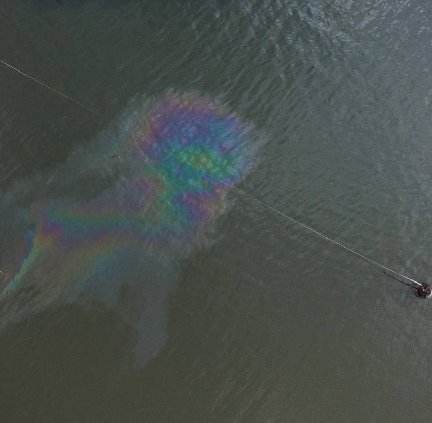 Ölfilm auf der Wasseroberfläche eines Flusses. Ölfilm auf der Wasseroberfläche eines Flusses.