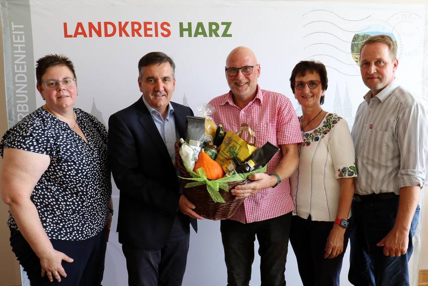 Landrat Thomas Balcerowski erhält den Erntekorb. Landrat Thomas Balcerowski erhält den Erntekorb.