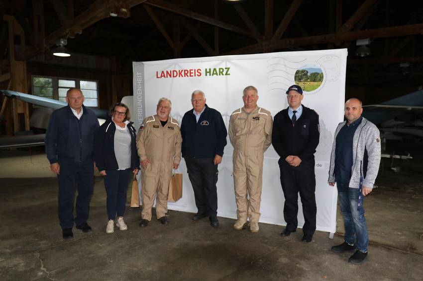 Gruppenfoto mit Kreisbrandmeister und weiteren Personen. Gruppenfoto mit Kreisbrandmeister und weiteren Personen.