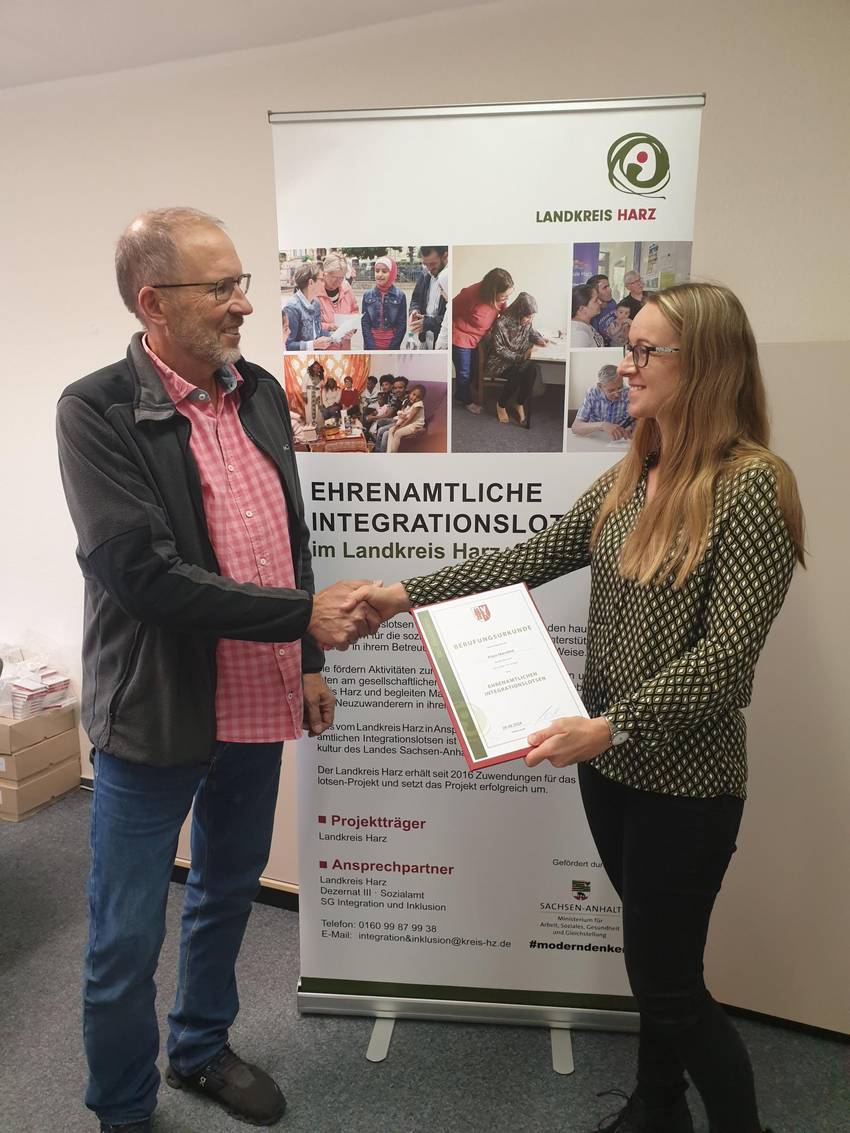 Susanne Reinhardt von der Koordinierungsstelle für Migration und Ehrenamt überreichte Klaus Mansfeldt seine Ernennungsurkunde Susanne Reinhardt von der Koordinierungsstelle für Migration und Ehrenamt überreichte Klaus Mansfeldt seine Ernennungsurkunde
