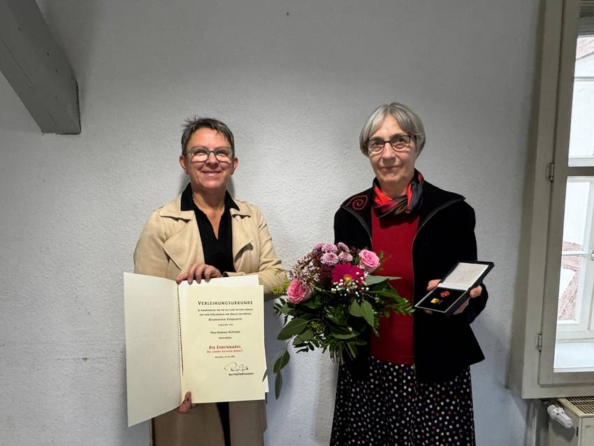 Susann Arnhold-Wind (l.), Leiterin des Fachbereichs Landrat beim Landkreis Harz, verlieh Barbara Hofmann die Ehrennadel des Landes Sachsen-Anhalt. © Matthias Zentner Susann Arnhold-Wind (l.), Leiterin des Fachbereichs Landrat beim Landkreis Harz, verlieh Barbara Hofmann die Ehrennadel des Landes Sachsen-Anhalt. © Matthias Zentner