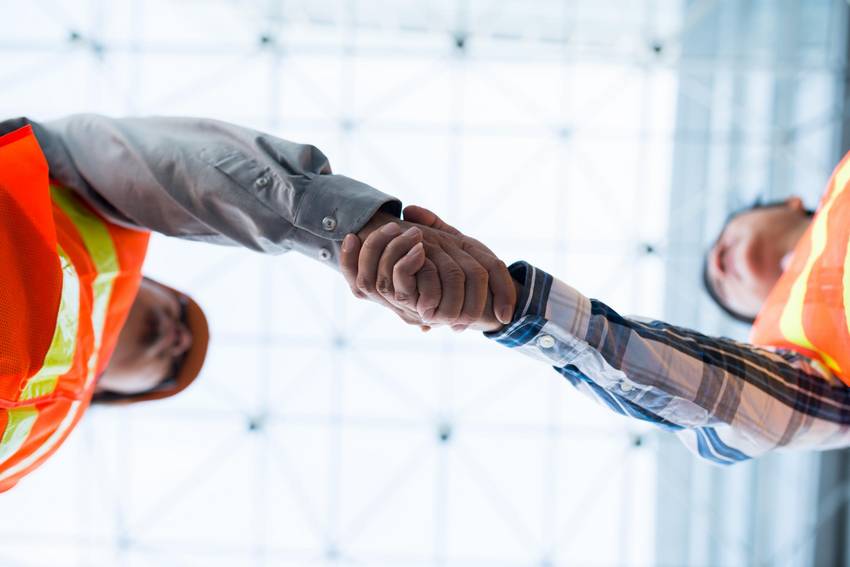 Zwei Männer geben sich die Hand - Perspektive von unten. Zwei Männer geben sich die Hand - Perspektive von unten.