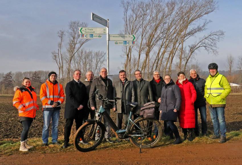 Personengruppe auf dem Europaradweg, im Vordergrund steht ein Fahrrad.