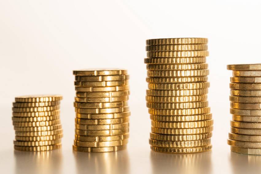 augestapelte goldene Münzen