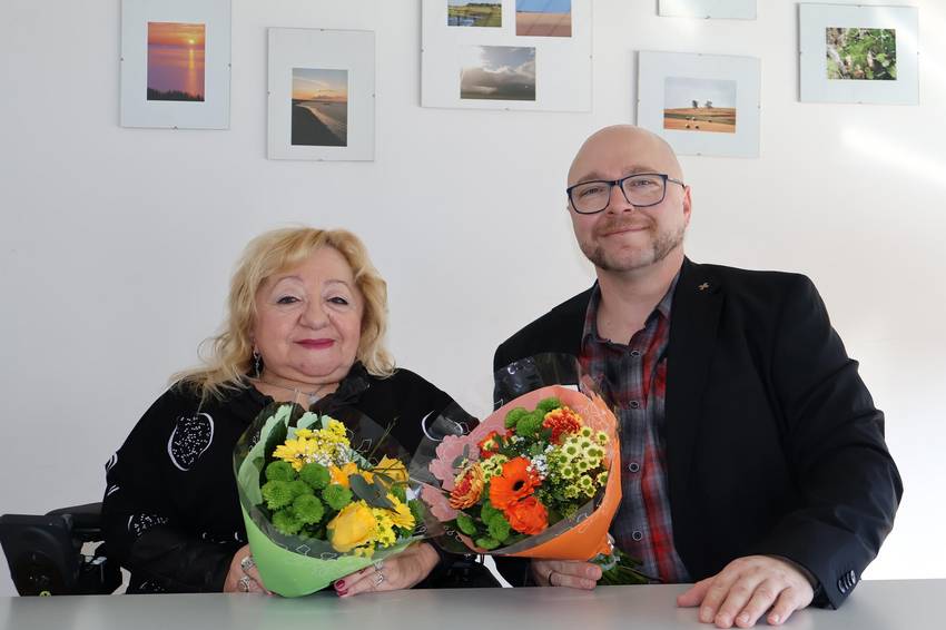 Eine Frau und ein Mann mit Blumenstrauß Eine Frau und ein Mann mit Blumenstrauß
