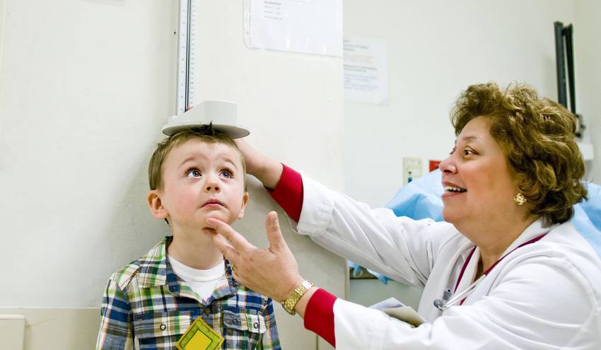 Kind bei einer Schuleingangsuntersuchung Kind bei einer Schuleingangsuntersuchung