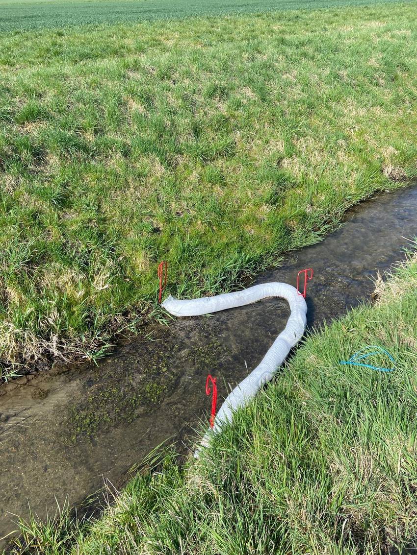 Ölsperren in einem Bach © Landkreis Harz/Umweltamt