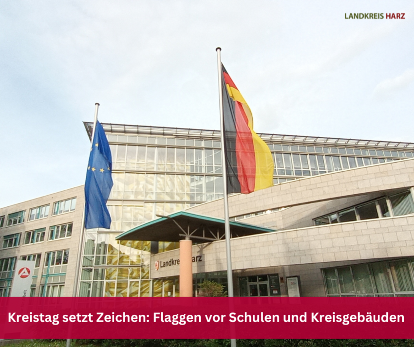 Deutschland- und Europaflagge vor dem Landkreisgebäude der Schwanebecker Straße. Auf dem Foto ist ein roter Balken mit der Aufschrift