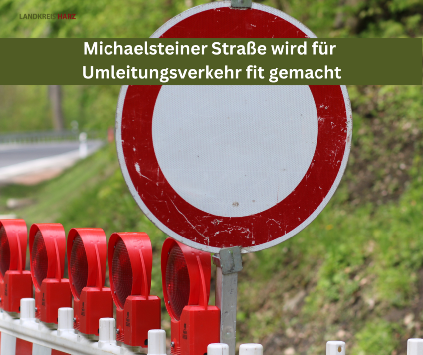 Durchfahrt-verboten-Schild auf einer Absperrbake. Auf dem Bild ist ein grüner Balken mit der Aufschrift Michaelsteiner Straße wird für Umleitungsverkehr fit gemacht. Durchfahrt-verboten-Schild auf einer Absperrbake. Auf dem Bild ist ein grüner Balken mit der Aufschrift Michaelsteiner Straße wird für Umleitungsverkehr fit gemacht.