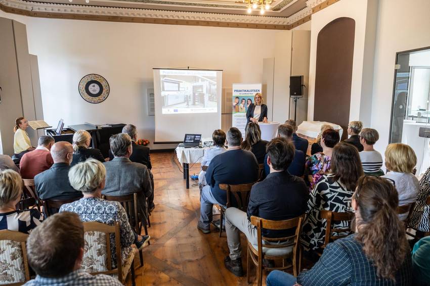 Romy Stühff, Teamleiterin für Berufs- und Studienberatung der Agentur für Arbeit Sachsen-Anhalt West steht vor vielen Personen, die auf Stühlen vor ihr sitzen. © Ronald Göttel