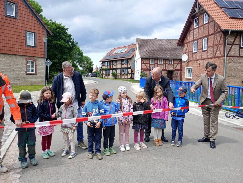 Kinder und Landrat Balcerowski schneiden ein Absperrband durch, um die  neue Brücke über den Eckerngraben freizugeben. Kinder und Landrat Balcerowski schneiden ein Absperrband durch, um die  neue Brücke über den Eckerngraben freizugeben.