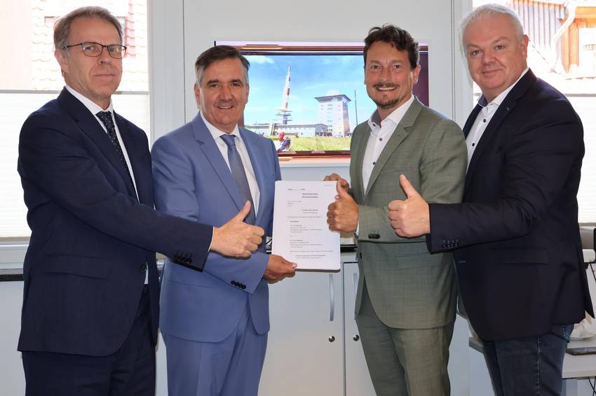 Notar Maximilian Zimmer, Landrat Thomas Balcerowski und als Vertreter des Eigentümerkonsortiums Haiko Elschner von der Harzsparkasse sowie Hauke Habekost (v. li.) von der Nord LB den Kaufvertrag zeigen einen Daumen nach oben. Der Kauf der Brockenkuppe ist notariell beglaubigt. © Pressestelle Landkreis Harz Notar Maximilian Zimmer, Landrat Thomas Balcerowski und als Vertreter des Eigentümerkonsortiums Haiko Elschner von der Harzsparkasse sowie Hauke Habekost (v. li.) von der Nord LB den Kaufvertrag zeigen einen Daumen nach oben. Der Kauf der Brockenkuppe ist notariell beglaubigt. © Pressestelle Landkreis Harz