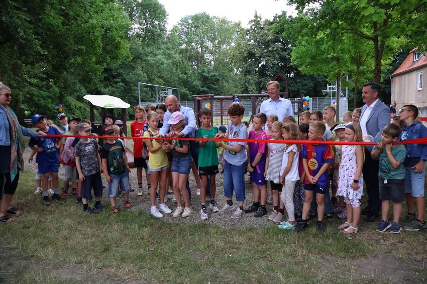 Kinder bei Spielplatzeröffnung