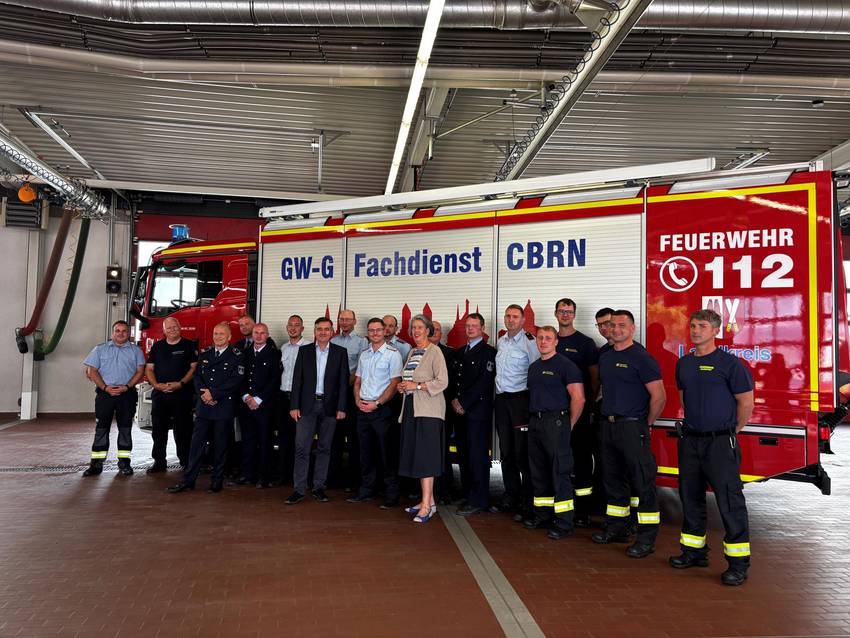 Gruppenfoto bei der Übergabe des Gerätewagen Gefahrgut (GW-G) für die Feuerwehr Halberstadt Gruppenfoto bei der Übergabe des Gerätewagen Gefahrgut (GW-G) für die Feuerwehr Halberstadt
