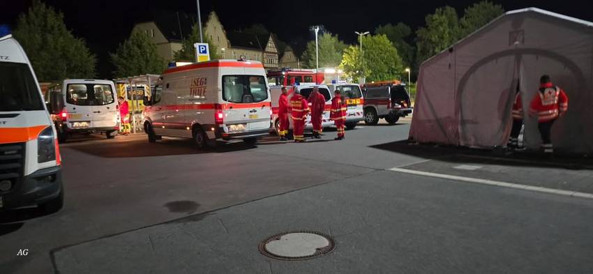 Einsatzfahrzeuge bei Pflegeheimevakuierung