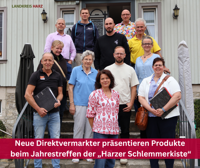 Gruppenfoto mit der Aufschrift Neue Direktvermarkter präsentieren Produkte beim Jahrestreffen der „Harzer Schlemmerkiste“