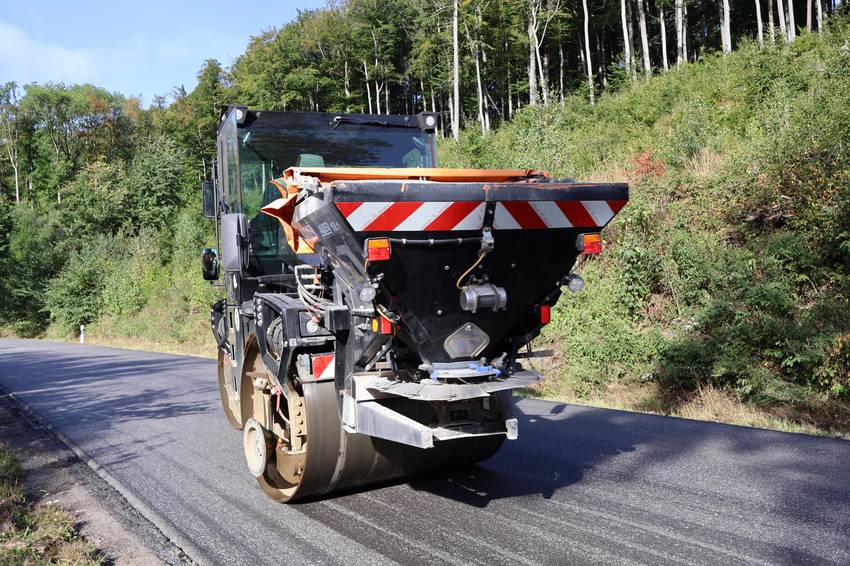 Baumaschine glättet den neuen Straßenbelag der Kreisstraße im Trecktal Baumaschine glättet den neuen Straßenbelag der Kreisstraße im Trecktal
