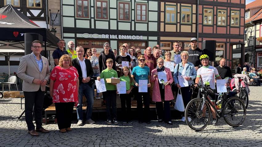 Personen auf einer Bühne - Die Gewinner vom Stadtradeln Personen auf einer Bühne - Die Gewinner vom Stadtradeln