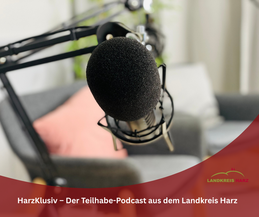 Symbolbild Podcast - Ein Mikrofon im Vorgrund, zwei Stühle verschwommen im Hintergrund. Im unteren Teil ist eine rote Fläche mit der AufschriftHarzKlusiv – Der Teilhabe-Podcast aus dem Landkreis Harz. In der roten Fläche befindet sich außerdem das Landkreis Harz Logo.