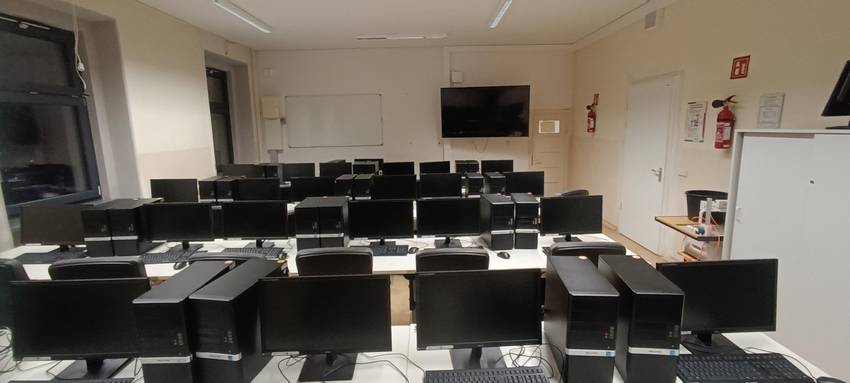 Ein Klassenzimmer, in dem viele Computer stehen. Ein Klassenzimmer, in dem viele Computer stehen.
