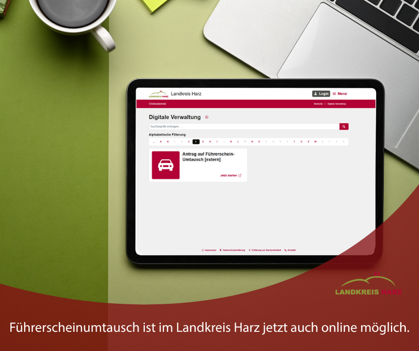 Tablet auf einem grünen Hintergrund. Im Tablet die Ansicht des Onlinedienstes Antrag auf Führerscheinumtausch. Im unteren Teil ein roter Bereich mit der Aufschrift Führerscheinumtausch ist im Landkreis Harz jetzt auch online möglich.