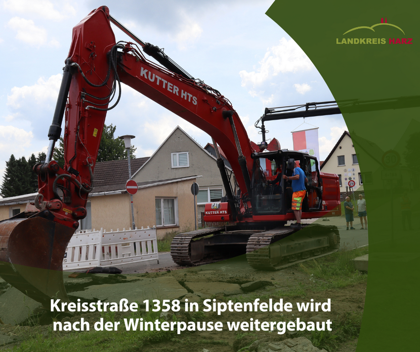 Ein Bagger, der eine Straße aufbricht. Unten ist ein grüner Bereich mit der Aufschrift Kreisstraße 1358 in Siptenfelde wird nach der Winterpause weitergebaut. Ein Bagger, der eine Straße aufbricht. Unten ist ein grüner Bereich mit der Aufschrift Kreisstraße 1358 in Siptenfelde wird nach der Winterpause weitergebaut.