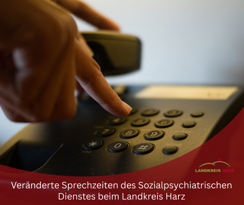 Eine Hand, die einen Telefonhörer in der hält und eine zweite, die Zahlen auf dem Tastenfeld drückt. Unten ein roter Bereich mit der Aufschrift Veränderte Sprechzeiten des Sozialpsychiatrischer Dienst beim Landkreis Harz.