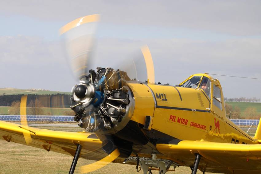 Das Löschflugzeug des Landkreises Harz mit einem drehenden Propeller.