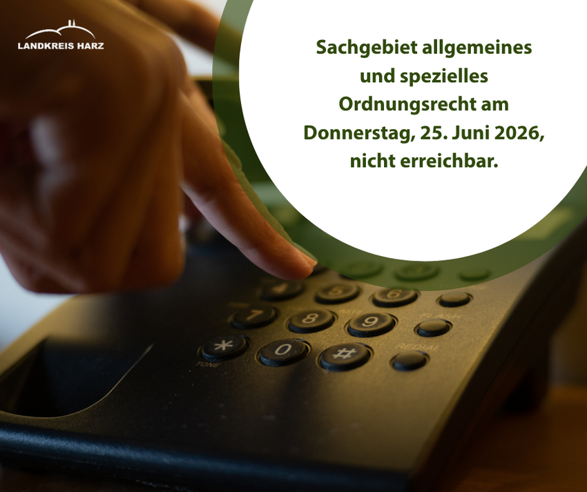 Symbolbild Erreichbarkeit - Festnetztelefon, eine Hand, die den Hörer hält und eine, die auf eine Nummer tippt. Oben rechts ein weißer Kreis mit grüner Schrift. Der Text: Sachgebiet allgemeines und spezielles Ordnungsrecht am 25. Juni 2026 nicht erreichbar