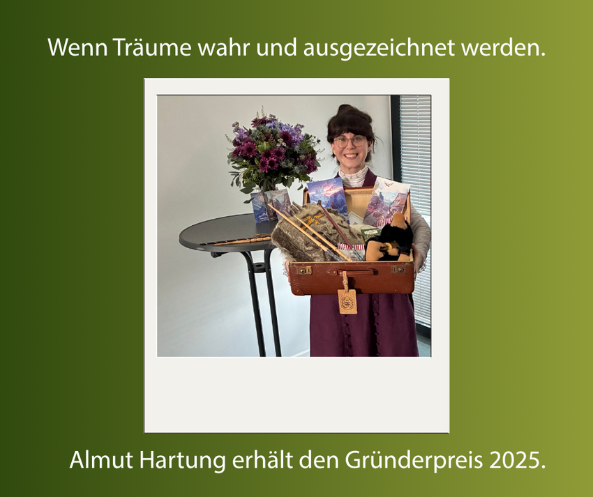 Gründerin Almut Hartung, die einen Koffer mit magischen Utensilien aus ihrem Laden hält. Gründerin Almut Hartung, die einen Koffer mit magischen Utensilien aus ihrem Laden hält.
