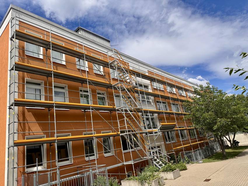 Schulgebäude mit einem Baugerüst an der Fassade. &copy; Tom Koch