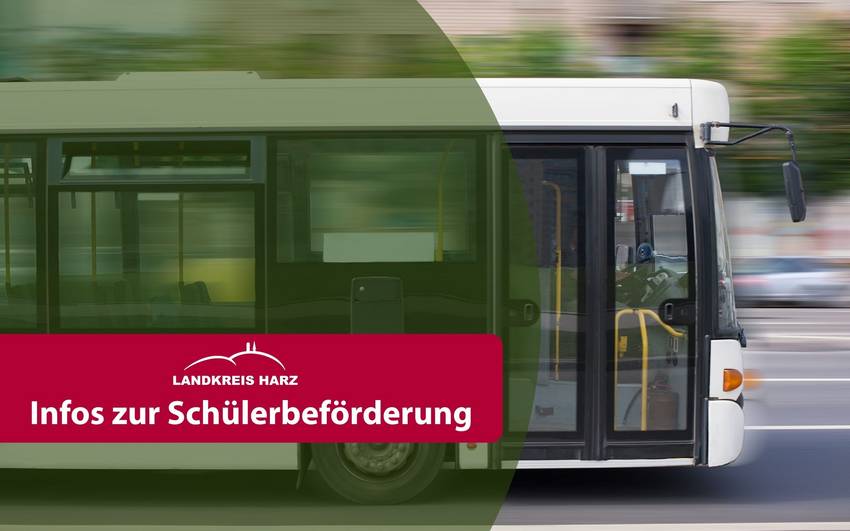 Schulbus fährt auf einer Straße