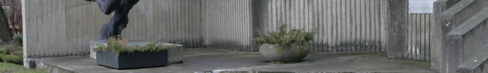 Bild einer Statue, die im Außenbereich der Mahn- und Gedenkstätte Wernigerode steht.