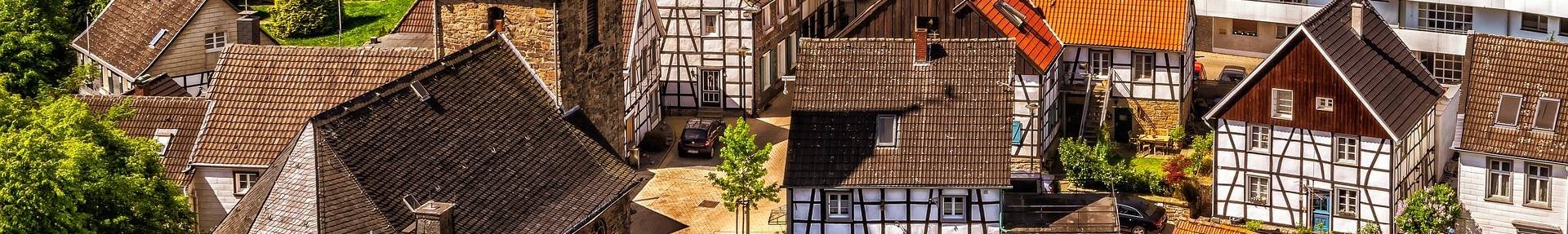 Ansicht eines Dorfes mit Kirchturm und Fachwerkhäusern