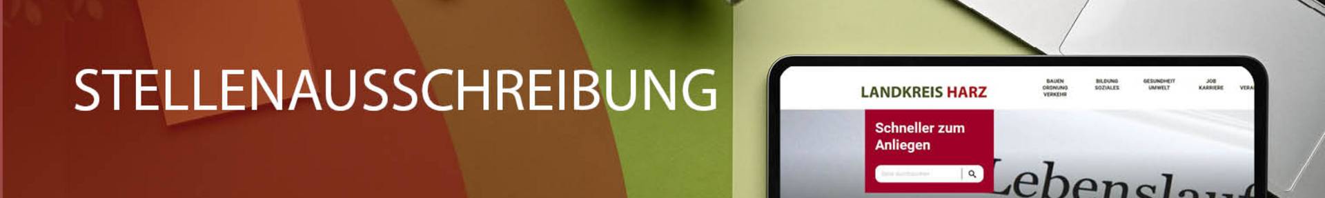 Tablet auf einem Tisch. Auf dem Tablet ist die Landkreis Harz Webseite geöffnet. Dahinter steht ein Laptop. Links im Bild steht Stellausschreibung, im Hintergrund sind eine Kaffeetasse, Stifte und ein Notizzetttel.