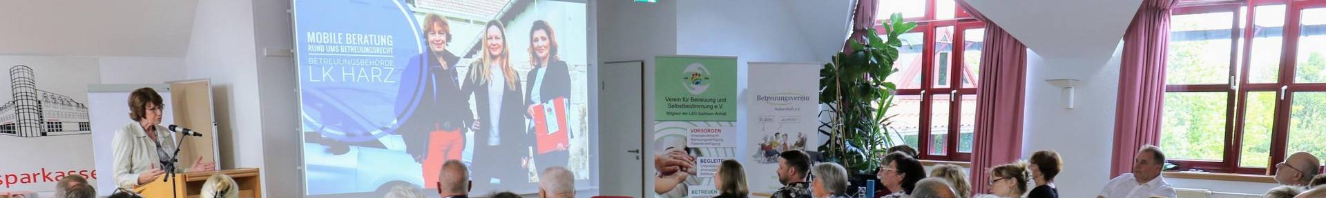Foto einer Veranstaltung mit mehreren Personen im Publikum
