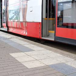 Testfahrten Straßenbahn Halberstadt Straßenbahn an der Haltestelle
