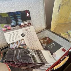 Workshop Autismus © Esther Jödecke Ein Koffer mit Flyern und Broschüren