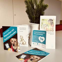 Auf dem Bild sind Flyer und Broschüren über Assistenzhunde.