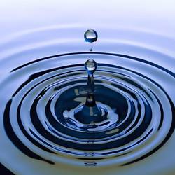 Wassertropfen © https://pixabay.com/de/photos/wasser-tropfen-fl%C3%BCssig-spritzen-1761027/