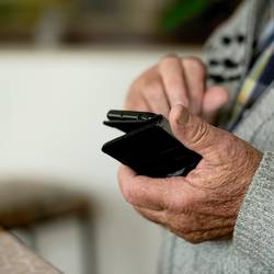 Digitalisierung © Pixabay Ein älterer Mann hält ein Smartphone in der Hand.
